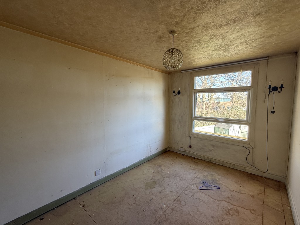 Lot: 60 - HOUSE IN NEED OF IMPROVEMENT - Bedroom 2